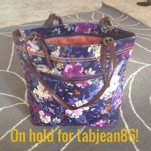 ✋ON HOLD FOR @tabjean86 ✋ Floral plastic tote