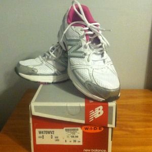 New Balance Sneakers. 8W