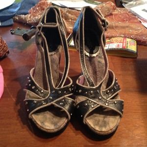 Size 6 Kenzie black wedges!