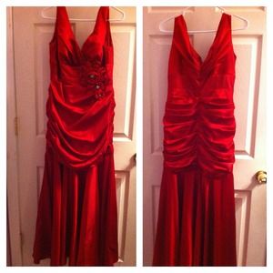 GORGEOUS RED DRESS. Size Large (12)
