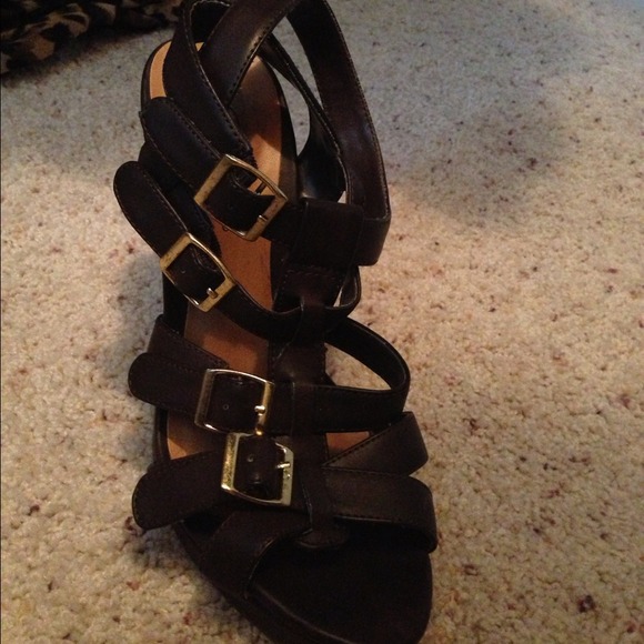 Brown wrap around, gold buckle heels