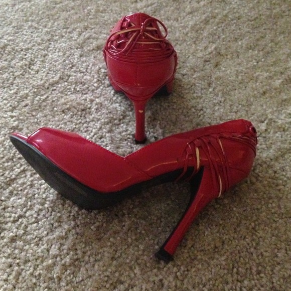👠Very Cute Red Heels!👠 - Picture 2 of 4