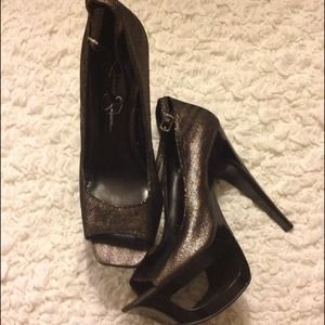 Jessica Simpson Black Heels w Bronze Detail