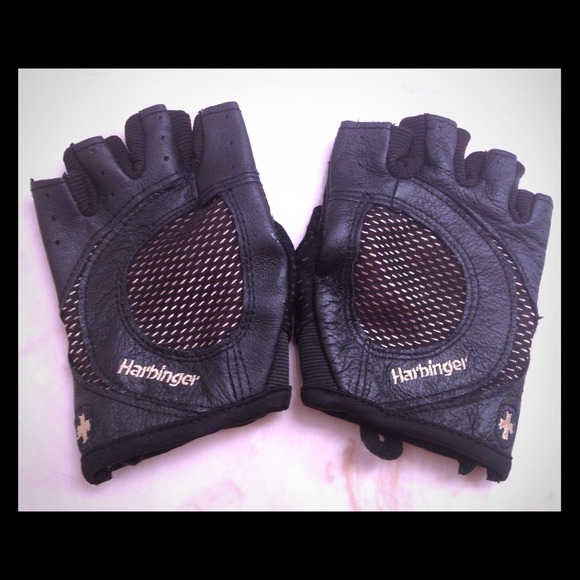 💌 Trade w @shelbyarmour - Leather cutoff gloves