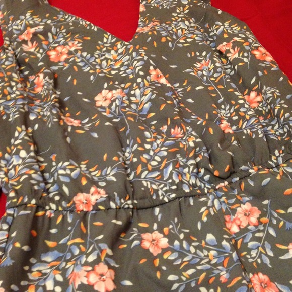 👠FOREVER 21 Floral Romper - Picture 2 of 3