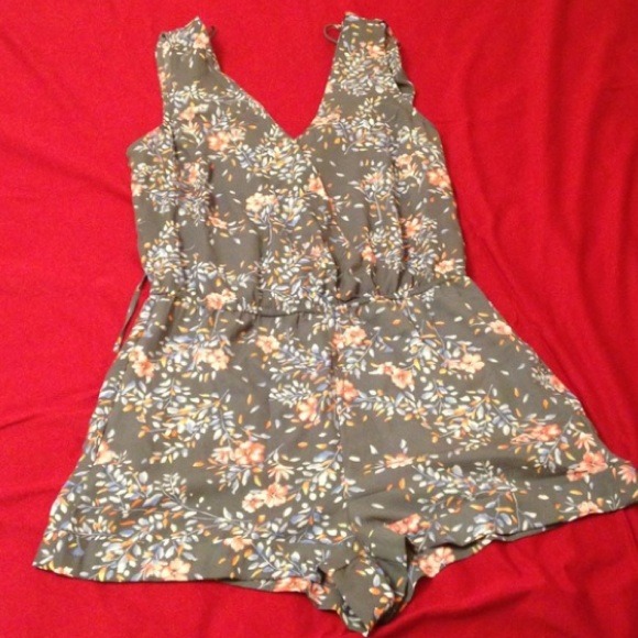 👠FOREVER 21 Floral Romper - Picture 3 of 3