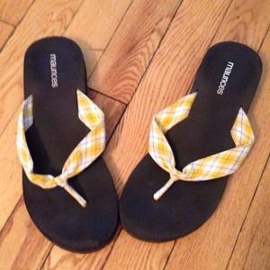 Maurices Cute yellow plaid flip flops