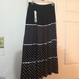Black & white pull on skirt