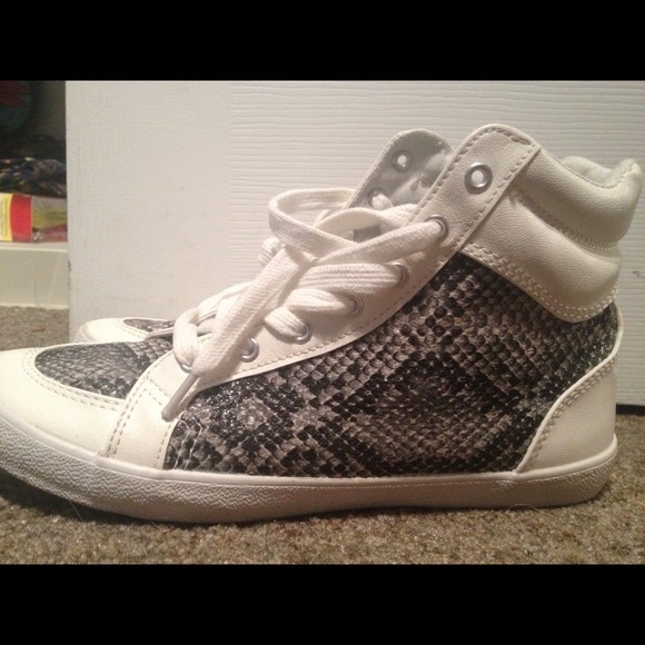 White & snakeskin print sneakers