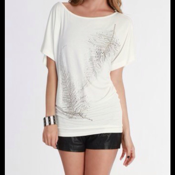 New Boatneck Style Ivory White Shirt With Leaf Embellishments Size Medium - Picture 2 of 2