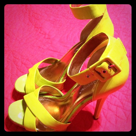 🚫SOLD🚫Neon yellow BCBG platform heels