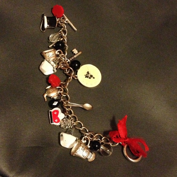 📛📛traded📛📛alice in wonderland charm bracelet.