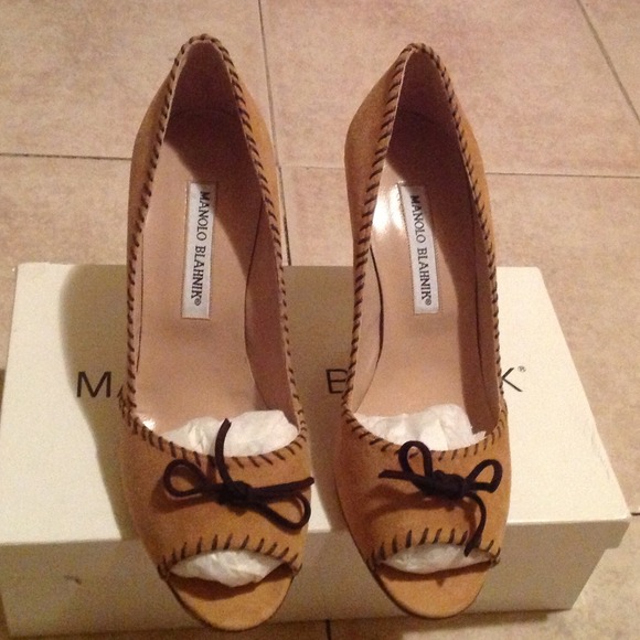 New Manolo Blahnik Beige Suede Shoes Size 7 1/2 - Picture 2 of 4