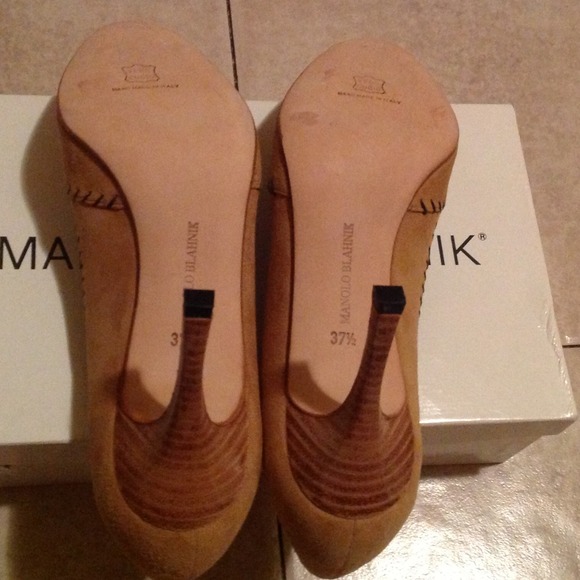 New Manolo Blahnik Beige Suede Shoes Size 7 1/2 - Picture 4 of 4