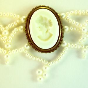 Pearl Cameo Choker