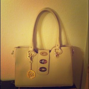 Great faux Michael Kohrs shoulder bag!!