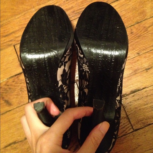 Price drop sale!!! 🎉🎉 New Beverly Feldman peep toe lace heels shoes sz 7 - Picture 2 of 3