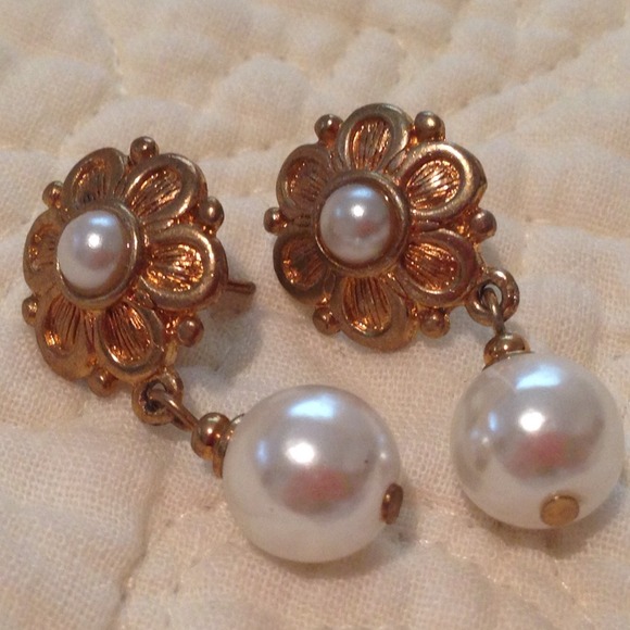 ❌❌SOLD in bundle❌❌Vintage flower pearl earrings - Picture 2 of 4