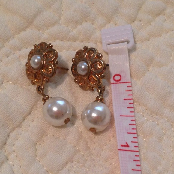 ❌❌SOLD in bundle❌❌Vintage flower pearl earrings - Picture 3 of 4