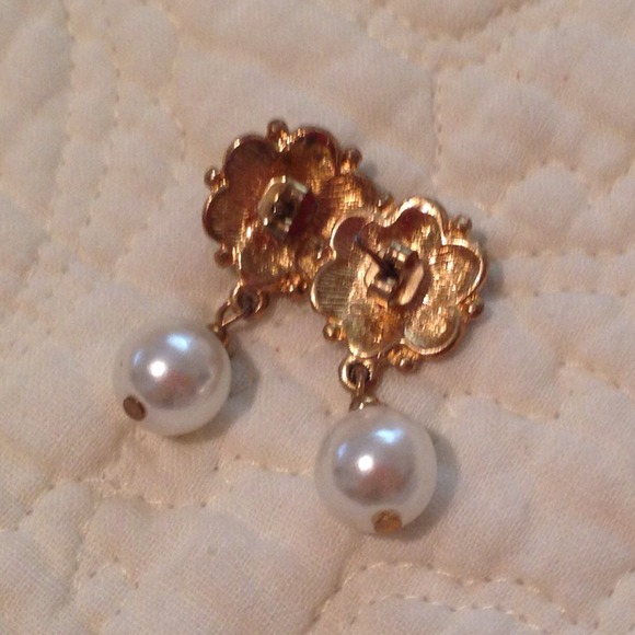❌❌SOLD in bundle❌❌Vintage flower pearl earrings - Picture 4 of 4