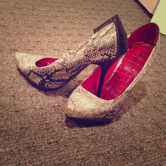 Snake skin inspired pumps 👠