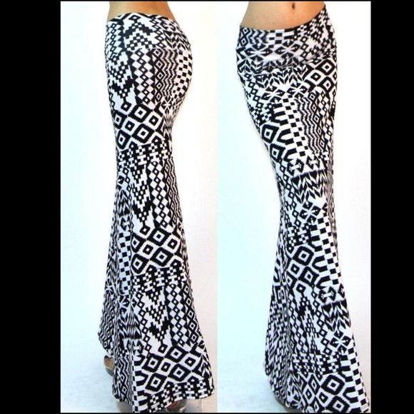 Dresses & Skirts - Adorable Black & White Tribal Print Maxi Skirt🎀
