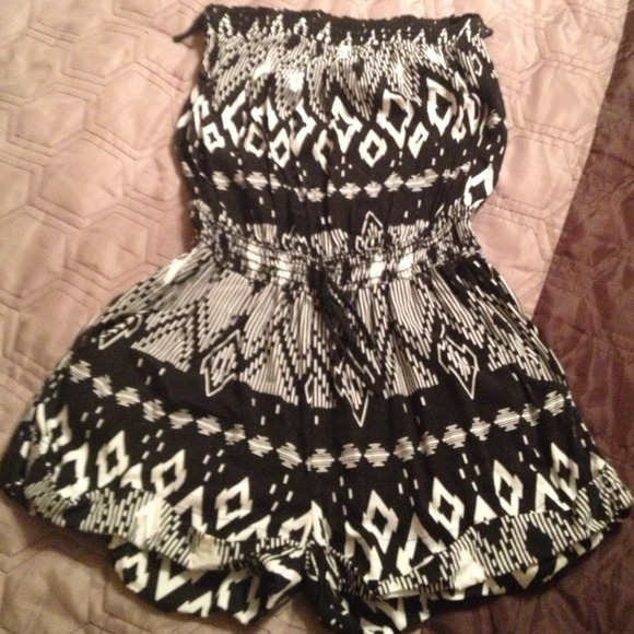 💢💢SOLD💢💢Black and white romper