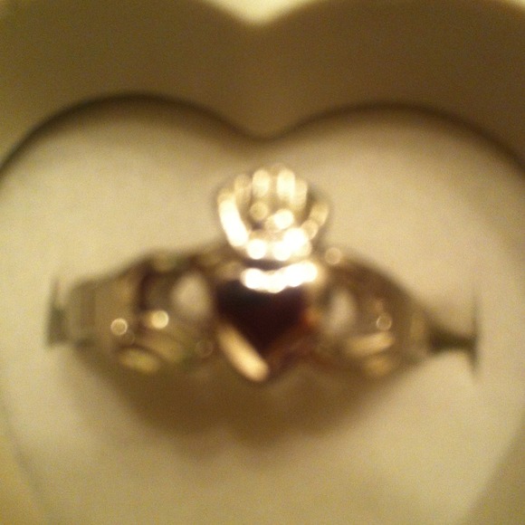 Claddagh ring - Picture 2 of 3