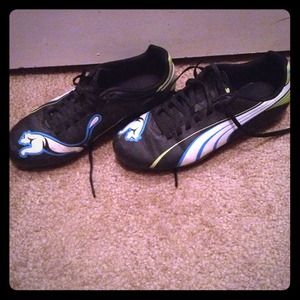 PUMA SOCCER CLEATS!!! Size 4! Kids