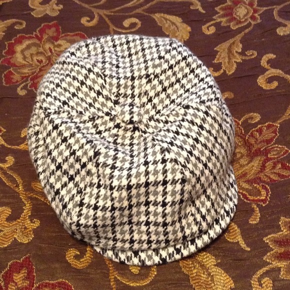 Black, grey and white houndstooth newsboy hat