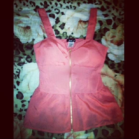 Pink zip up top 💕 (: