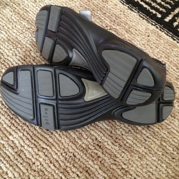 9 1/2 very comfy shoes, never worn, great for work - Picture 2 of 3