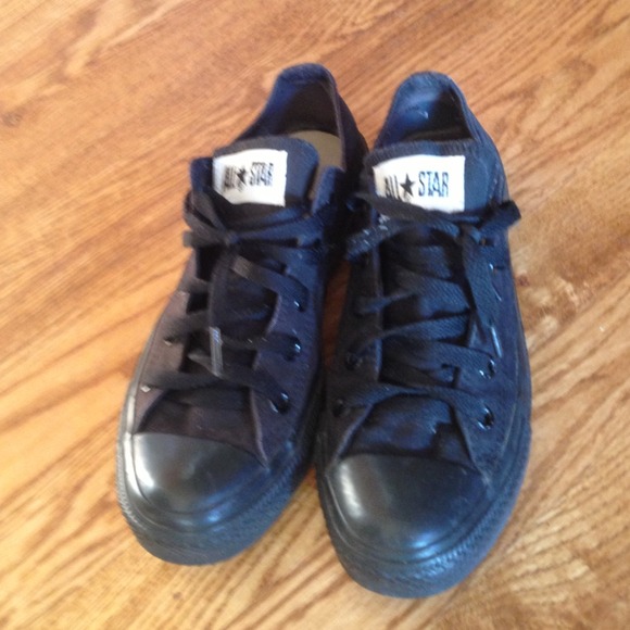Mono black converse