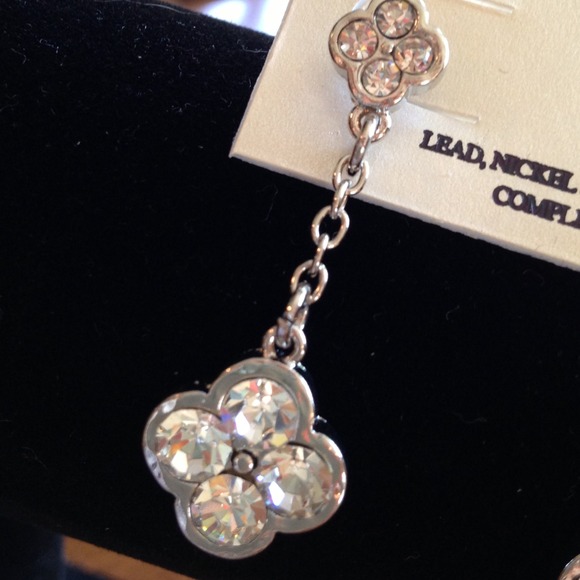 CLOSET CLOSEOUT New Clover SilverTone Earrings - Picture 2 of 4