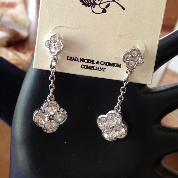 CLOSET CLOSEOUT New Clover SilverTone Earrings - Picture 4 of 4