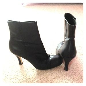 ((SOLD IN BUNDLE)) Black booties