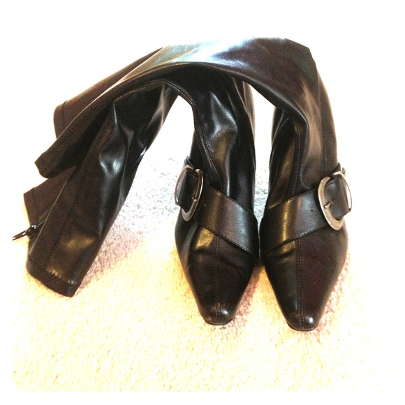 ((SOLD IN BUNDLE)) Black knee high boot