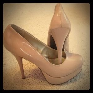 👏REDUCED!!👏Nude pumps