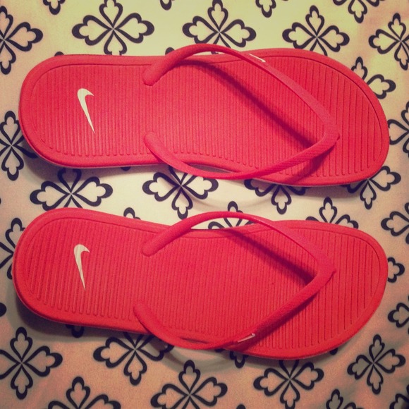 Nike Shoes - Nike flip flops