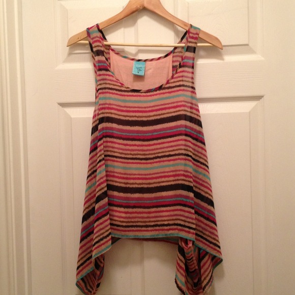 Size Medium. Flowy tank with drop sides. Trendy!