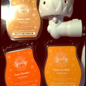 Rose petal scentsy warmer & 3 un-opened scents.
