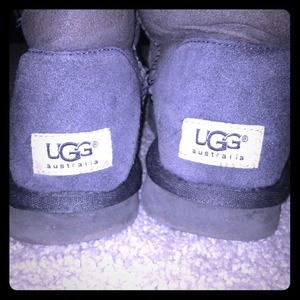 Gray button short/mid Ugg!