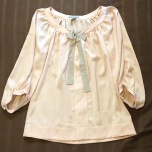 Quarter length bow shirt.