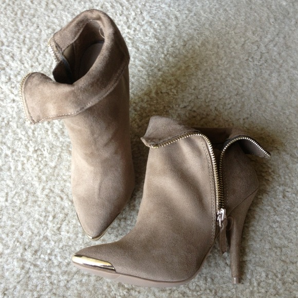 Adorable Tan ankle booties