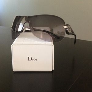 🎆FLASH SALE!!🎆Authentic Dior Volute 3 sunglasses