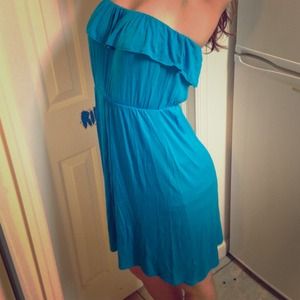 Strapless cotton blue dress.