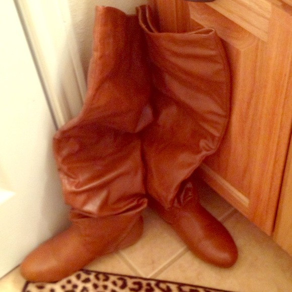 Knee- high riding boots