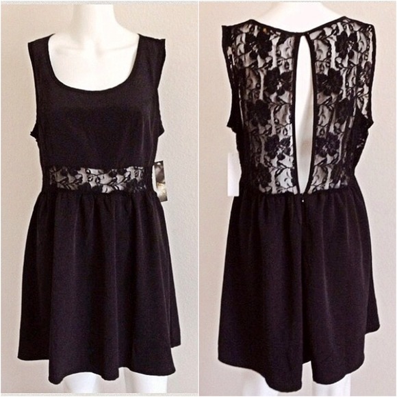 Dresses & Skirts - 🎉HP🎉Flirty Black Dress