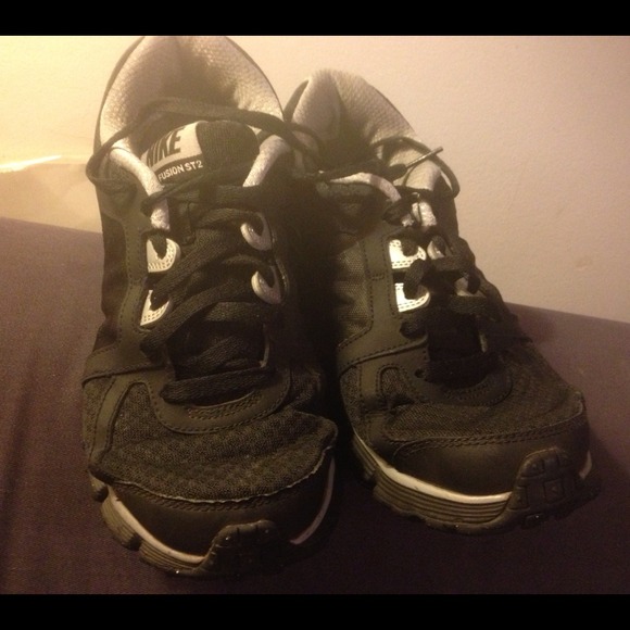 Black Nike dual fusion shoes