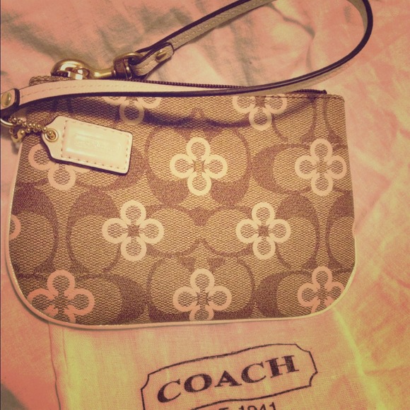✨HOLD✨ 💓NWT Beautiful Coach Wristlet! 💓